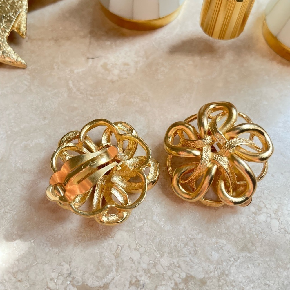 ❌SOLD❌ Vintage Oscar de la Renta Clip-on Earrings - Picture 2 of 2